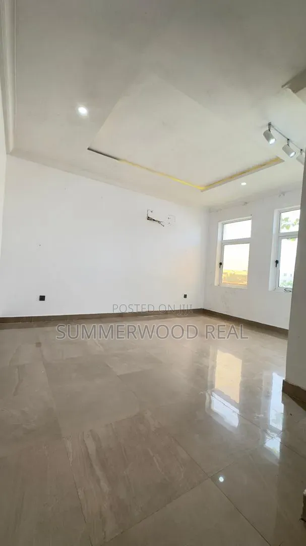 Mini Flat in Chevron for rent