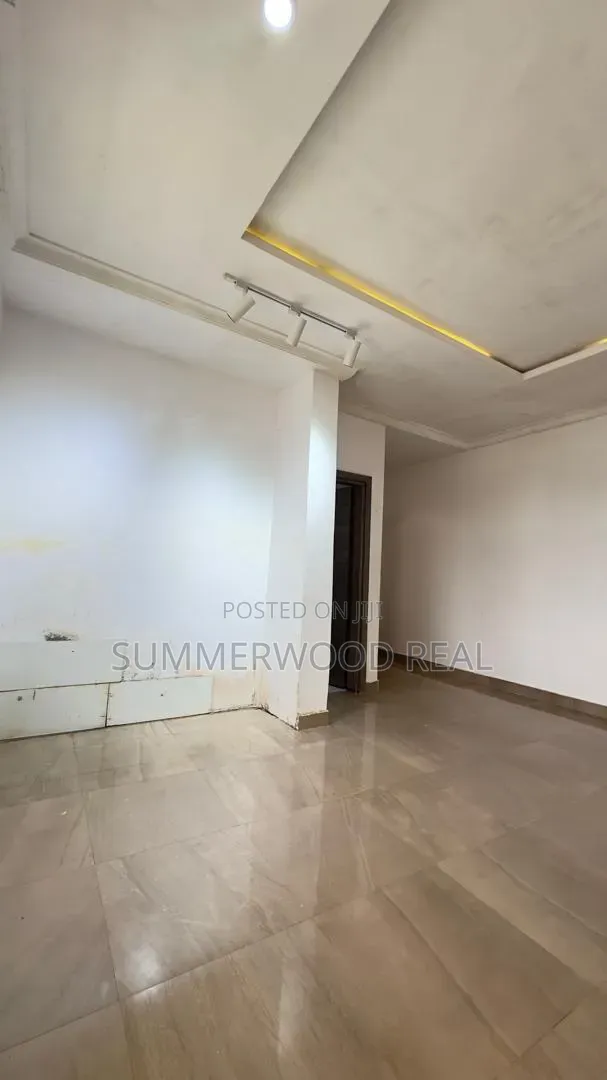 Mini Flat in Chevron for rent