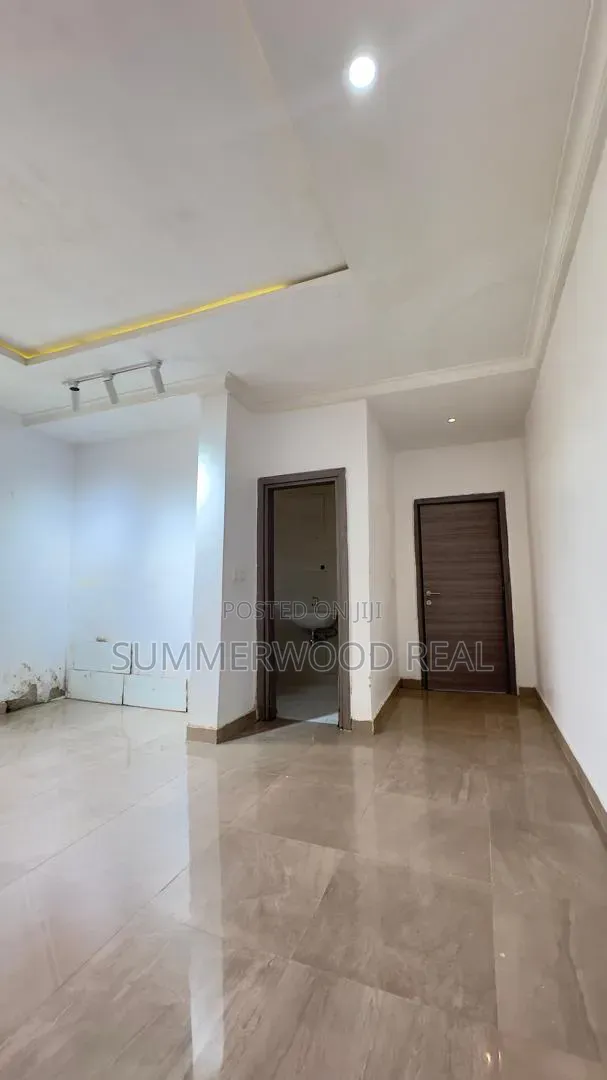 Mini Flat in Chevron for rent