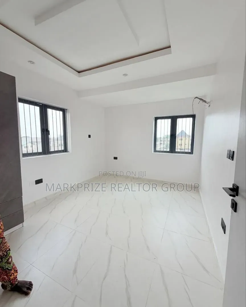 4bdrm Duplex in Obanikoro Lagos for sale