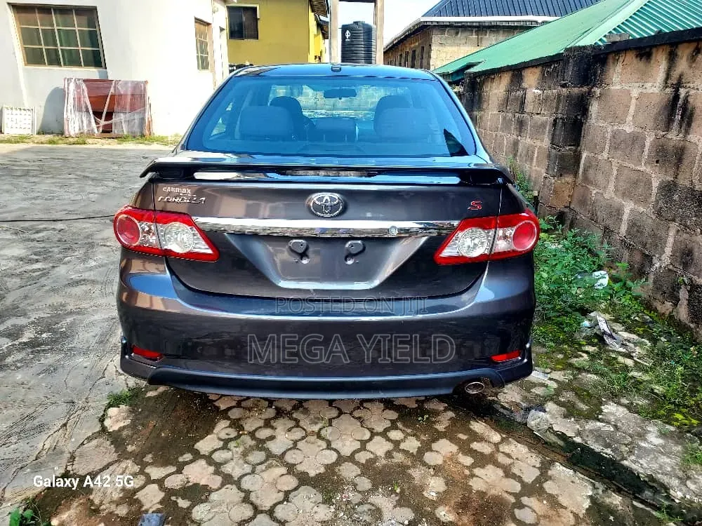 Toyota Corolla L 4dr Sedan (1.8L 4cyl 5M) 2012 Gray