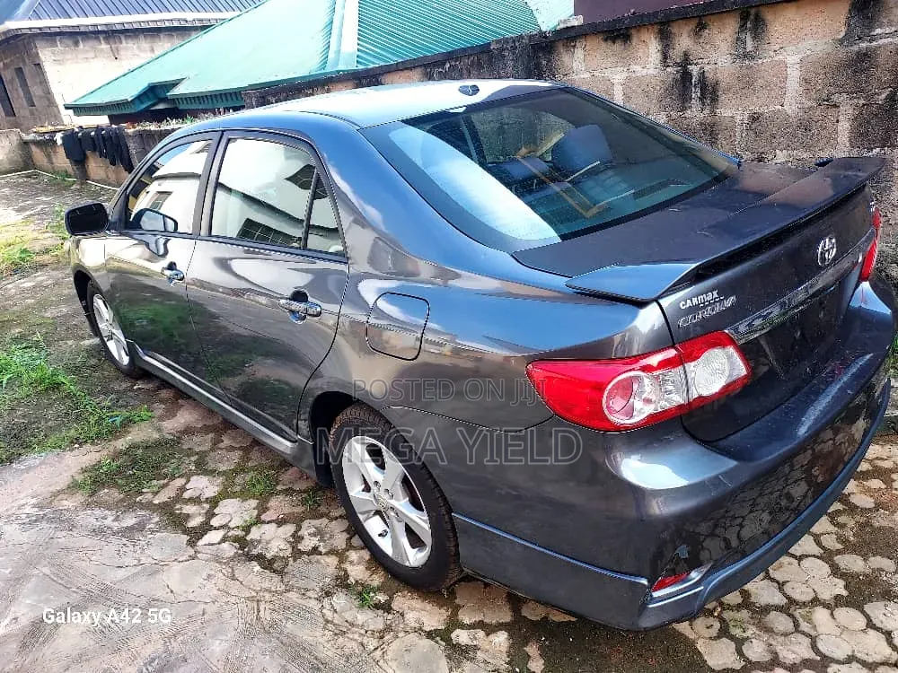Toyota Corolla L 4dr Sedan (1.8L 4cyl 5M) 2012 Gray