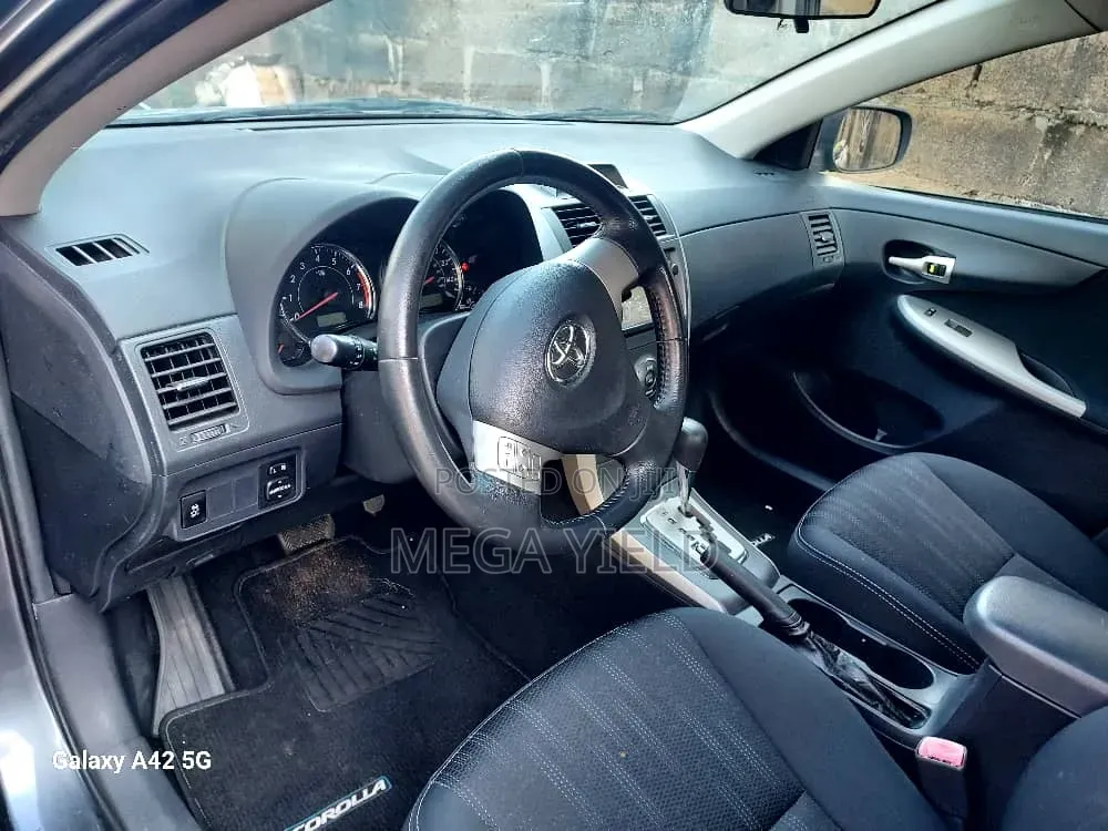 Toyota Corolla L 4dr Sedan (1.8L 4cyl 5M) 2012 Gray