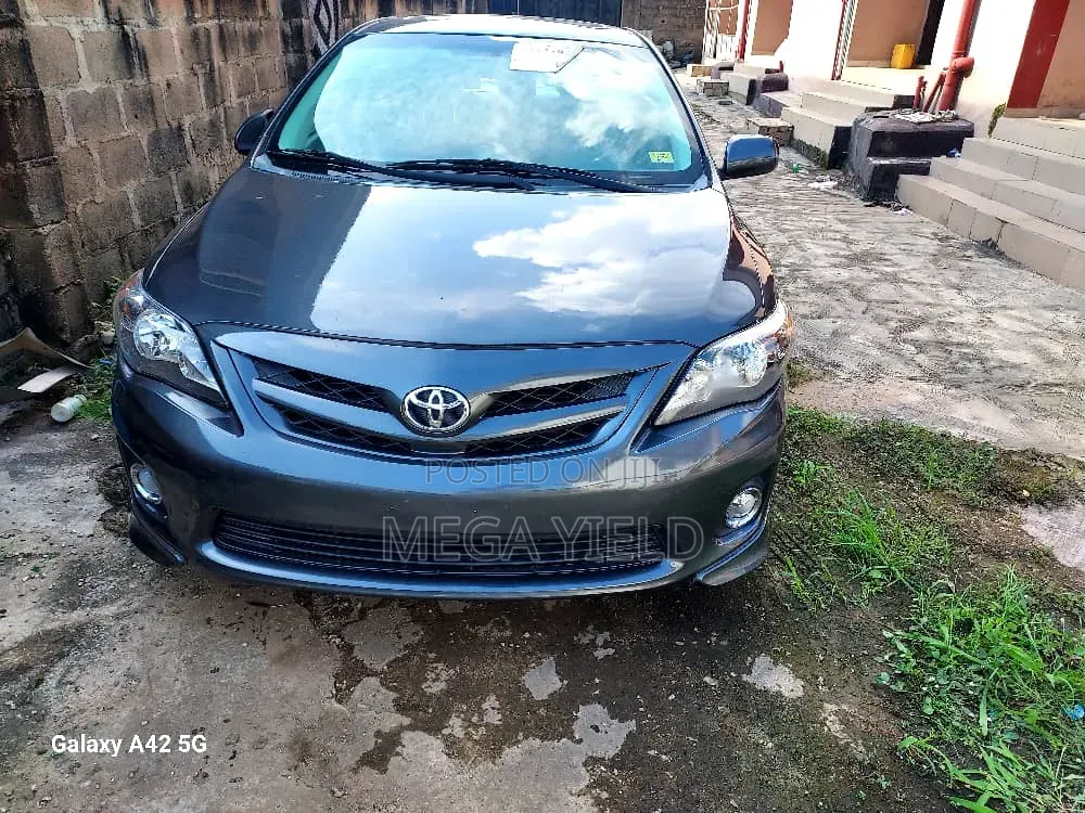 Toyota Corolla L 4dr Sedan (1.8L 4cyl 5M) 2012 Gray