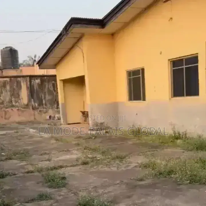 8bdrm Bungalow in Akure for sale
