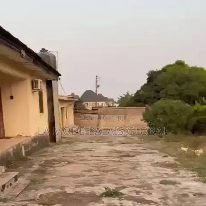 8bdrm Bungalow in Akure for sale
