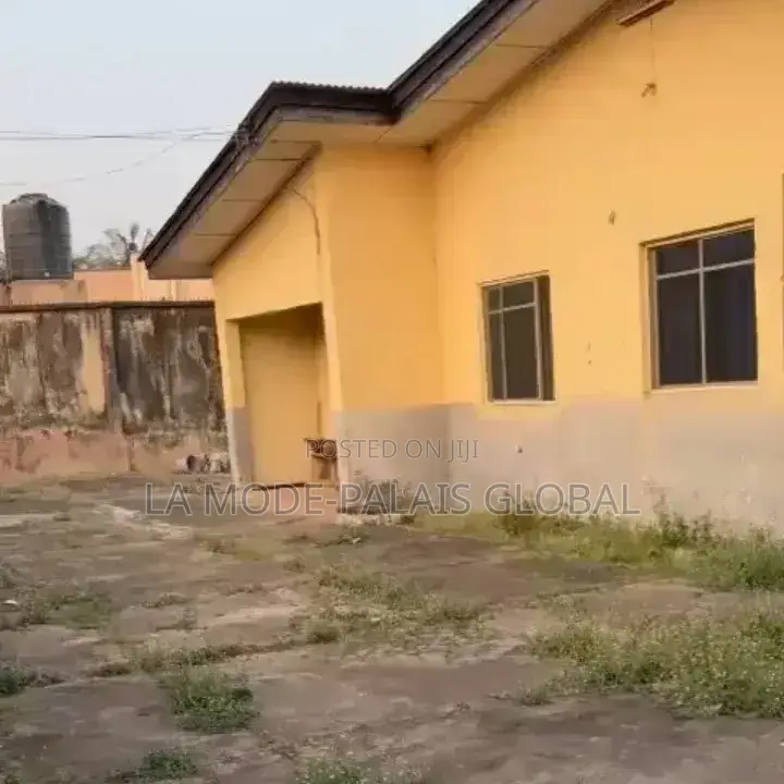 8bdrm Bungalow in Akure for sale