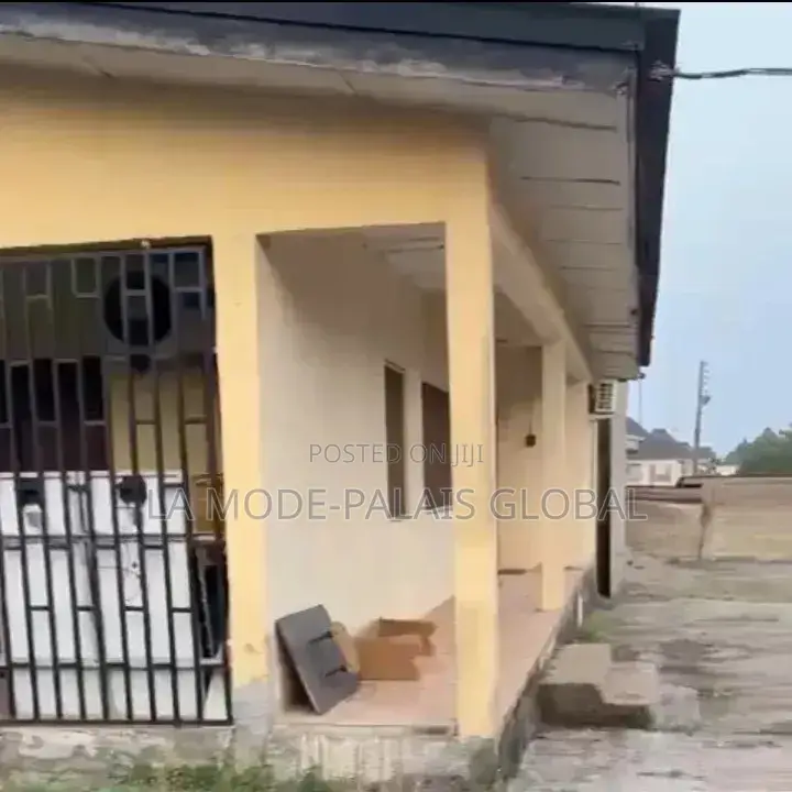 8bdrm Bungalow in Akure for sale