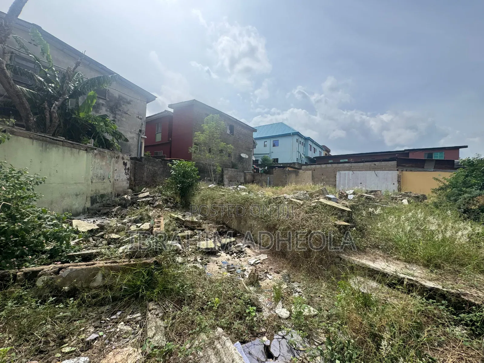 An Empty Land Measuring 350sqm