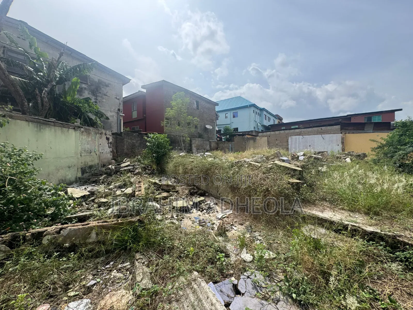 An Empty Land Measuring 350sqm