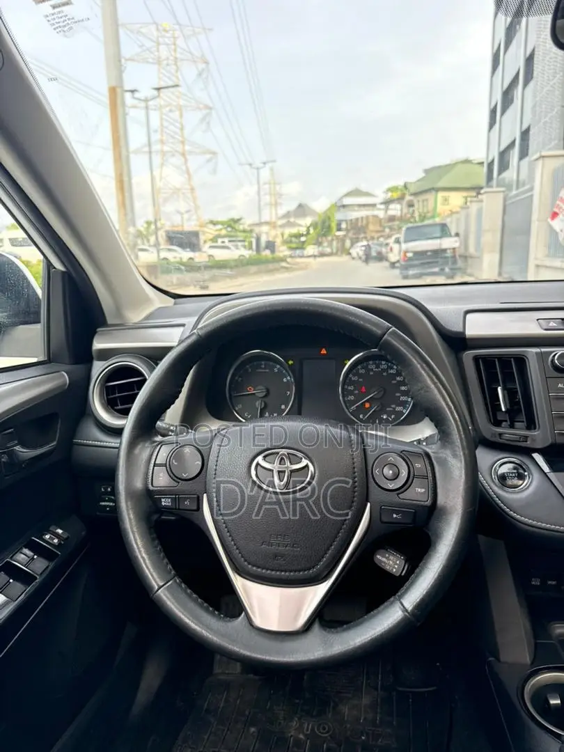Toyota RAV4 XLE AWD (2.5L 4cyl 6A) 2017 White