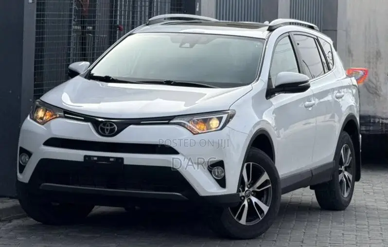 Toyota RAV4 XLE AWD (2.5L 4cyl 6A) 2017 White