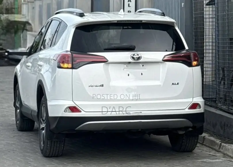 Toyota RAV4 XLE AWD (2.5L 4cyl 6A) 2017 White