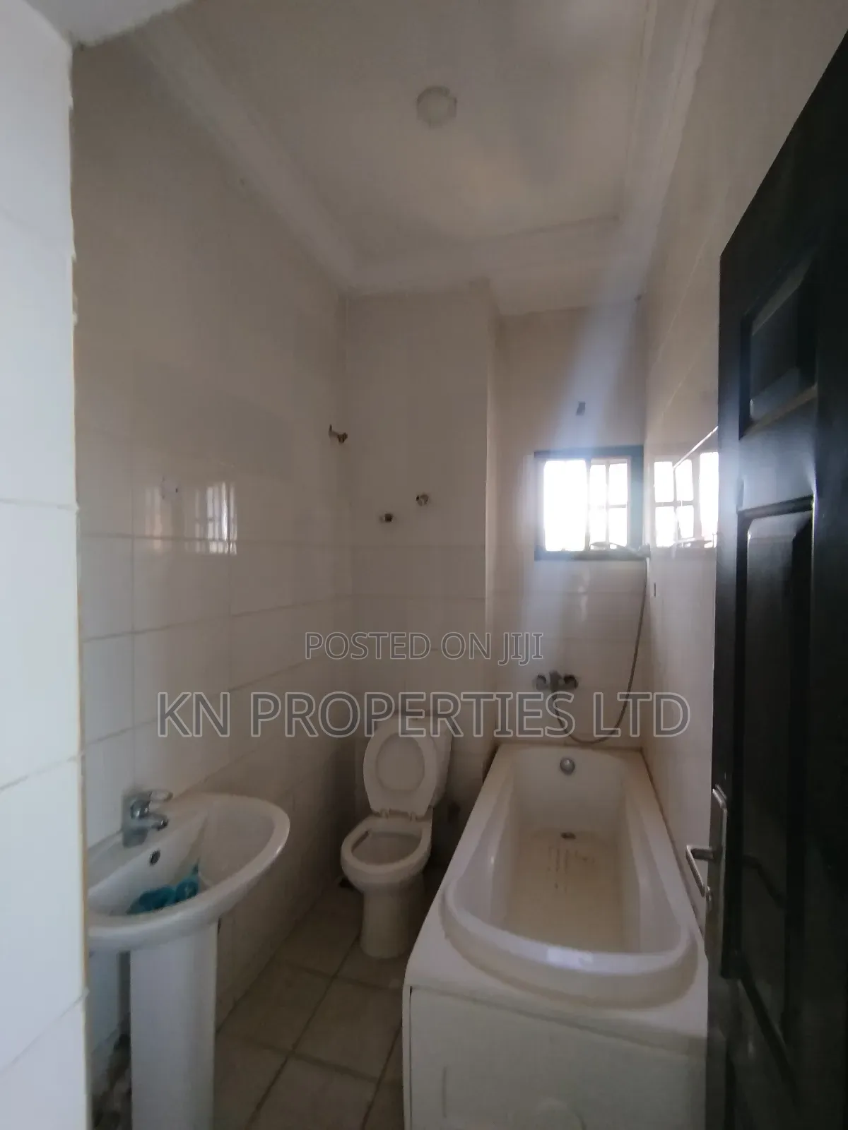 3bdrm Block of Flats in Area 1 for rent