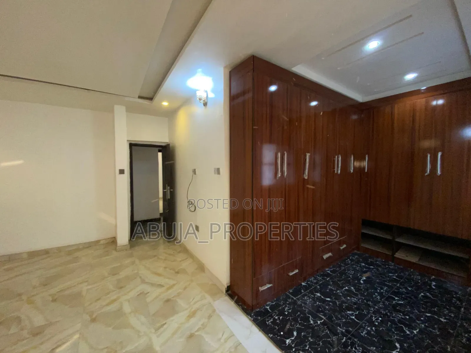 4bdrm Duplex in In An Estate Close, Idu for rent