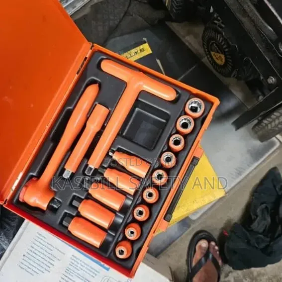 Facom 17-Piece Metric Insulated Socket Set