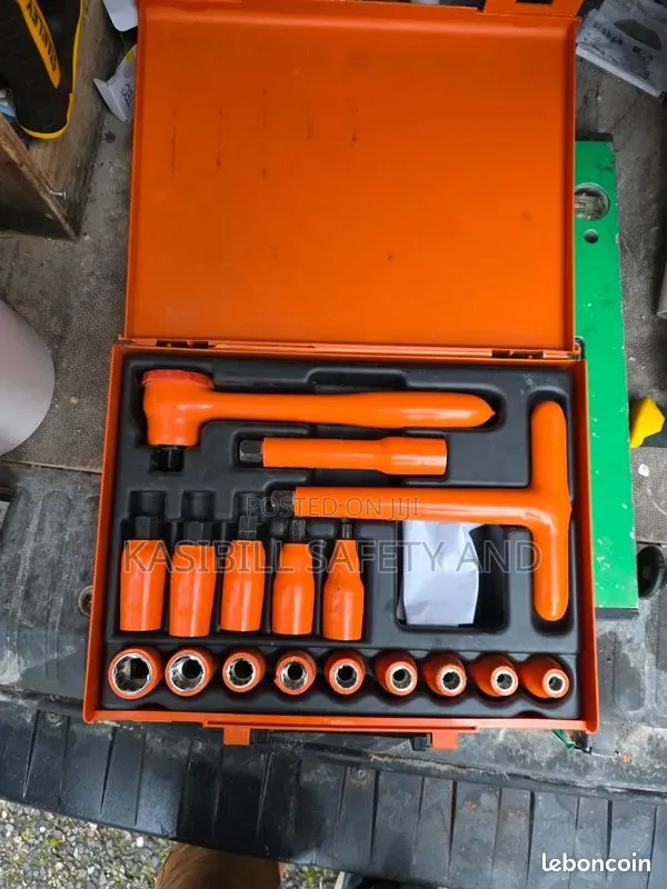 Facom 17-Piece Metric Insulated Socket Set