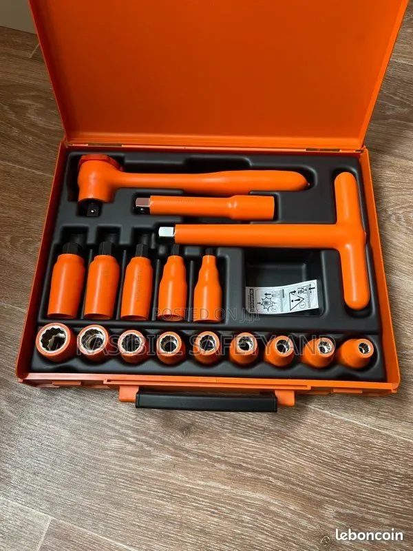 Facom 17-Piece Metric Insulated Socket Set