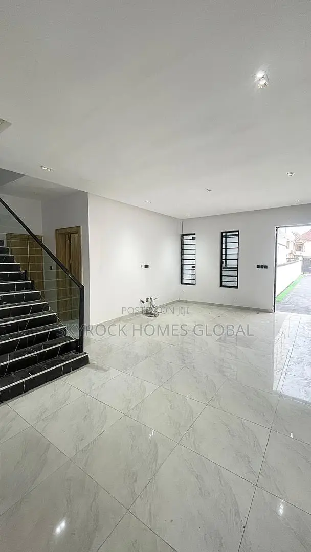 4bdrm Duplex in Chevron for sale