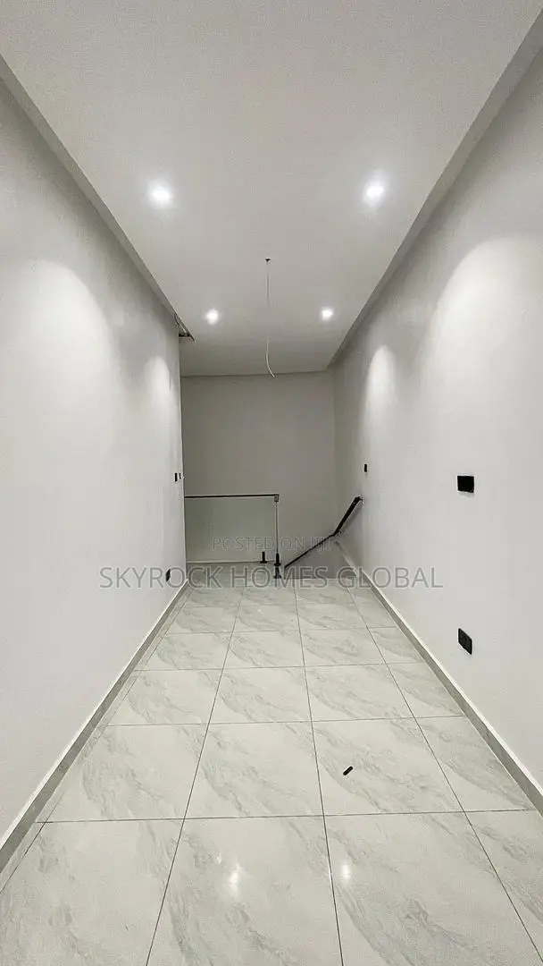 4bdrm Duplex in Chevron for sale