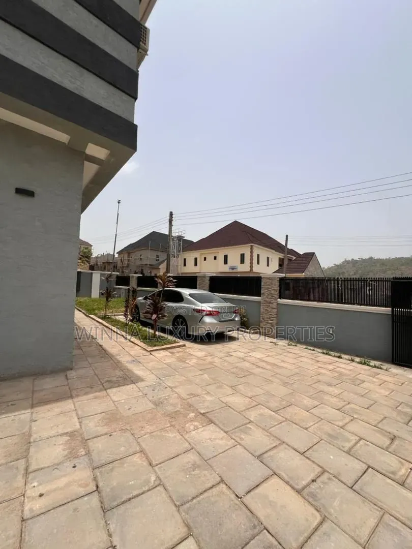 2bdrm Apartment in Nnpc Estate, Life Camp for rent