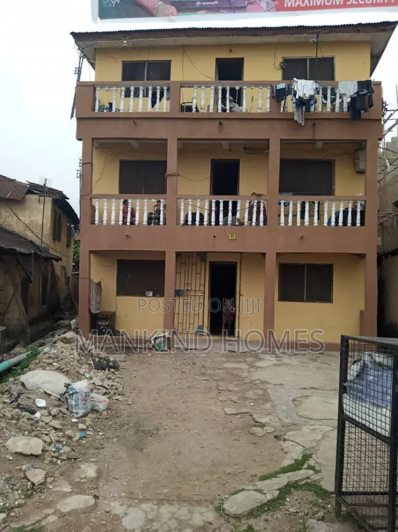 20bdrm Block of Flats in Onipanu for sale