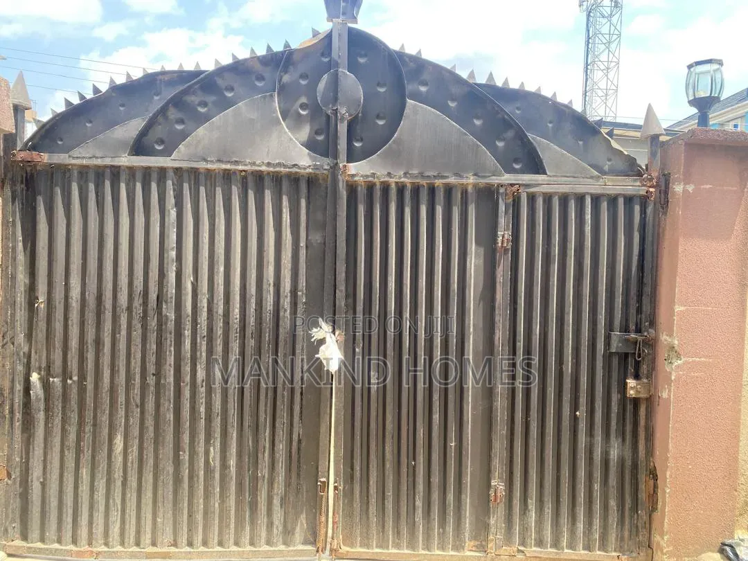 20bdrm Block of Flats in Onipanu for sale