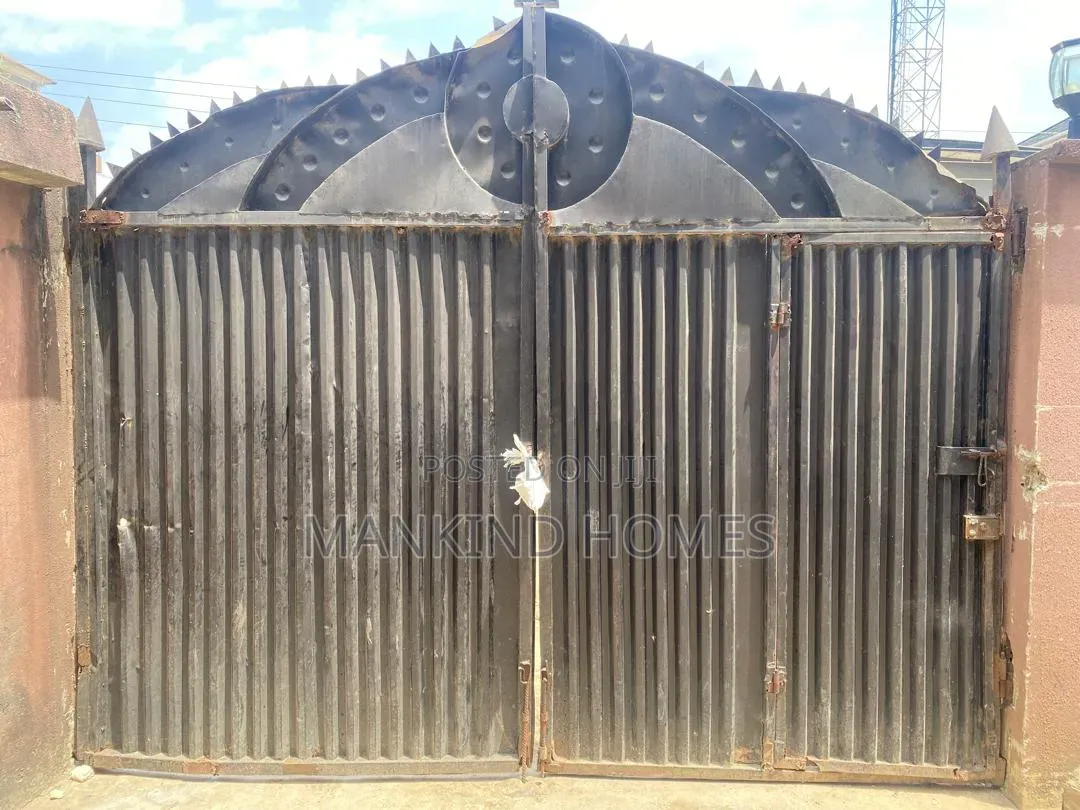20bdrm Block of Flats in Onipanu for sale
