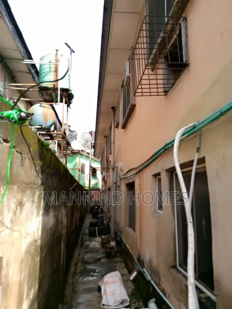 20bdrm Block of Flats in Onipanu for sale