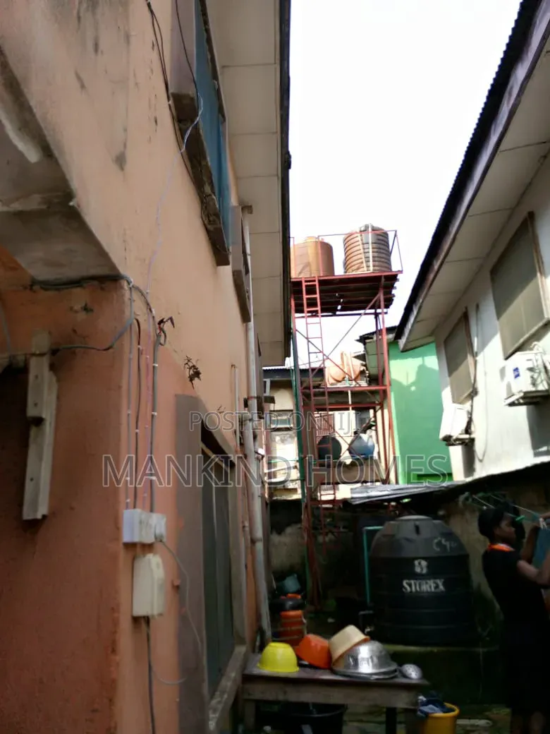 20bdrm Block of Flats in Onipanu for sale