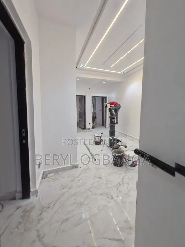 2bdrm Apartment in Lekki Phase 1 for sale