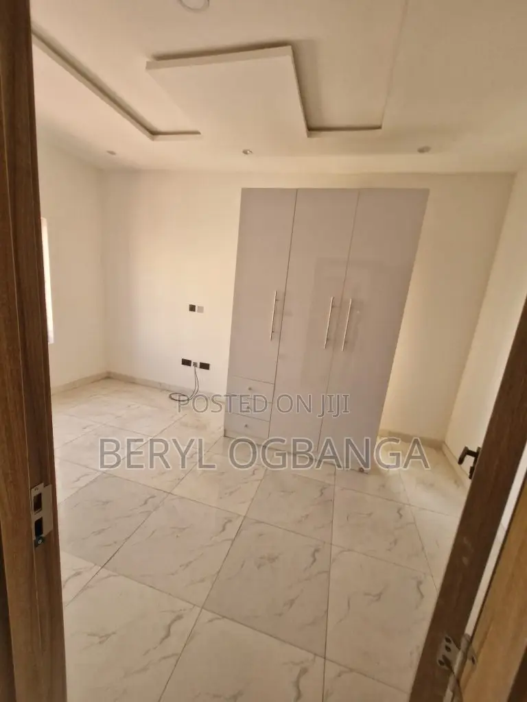 2bdrm Apartment in Lekki Phase 1 for sale