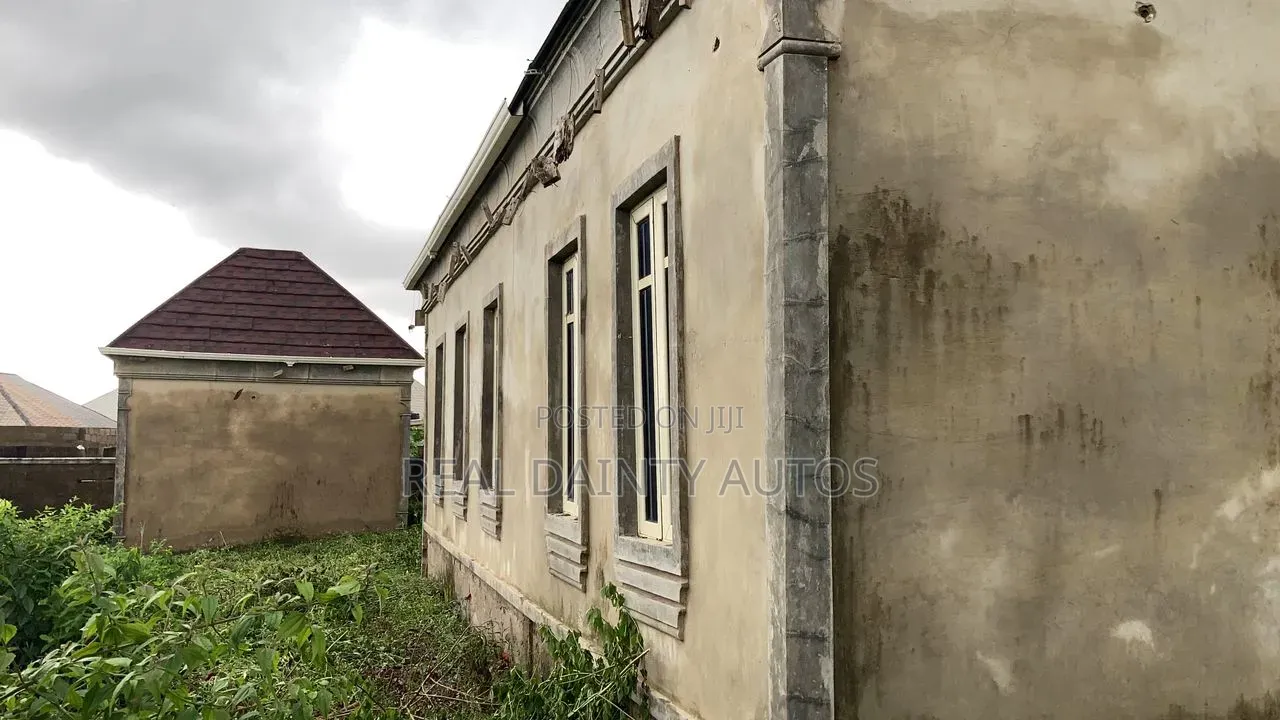 3bdrm House in On Muslim Bridge, Oluyole Estate for sale