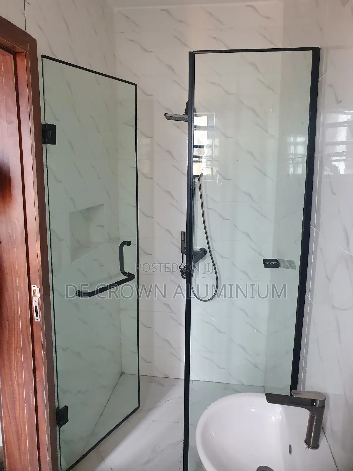 10mm Tempered Shower Glass Cubicle With Black Accessories