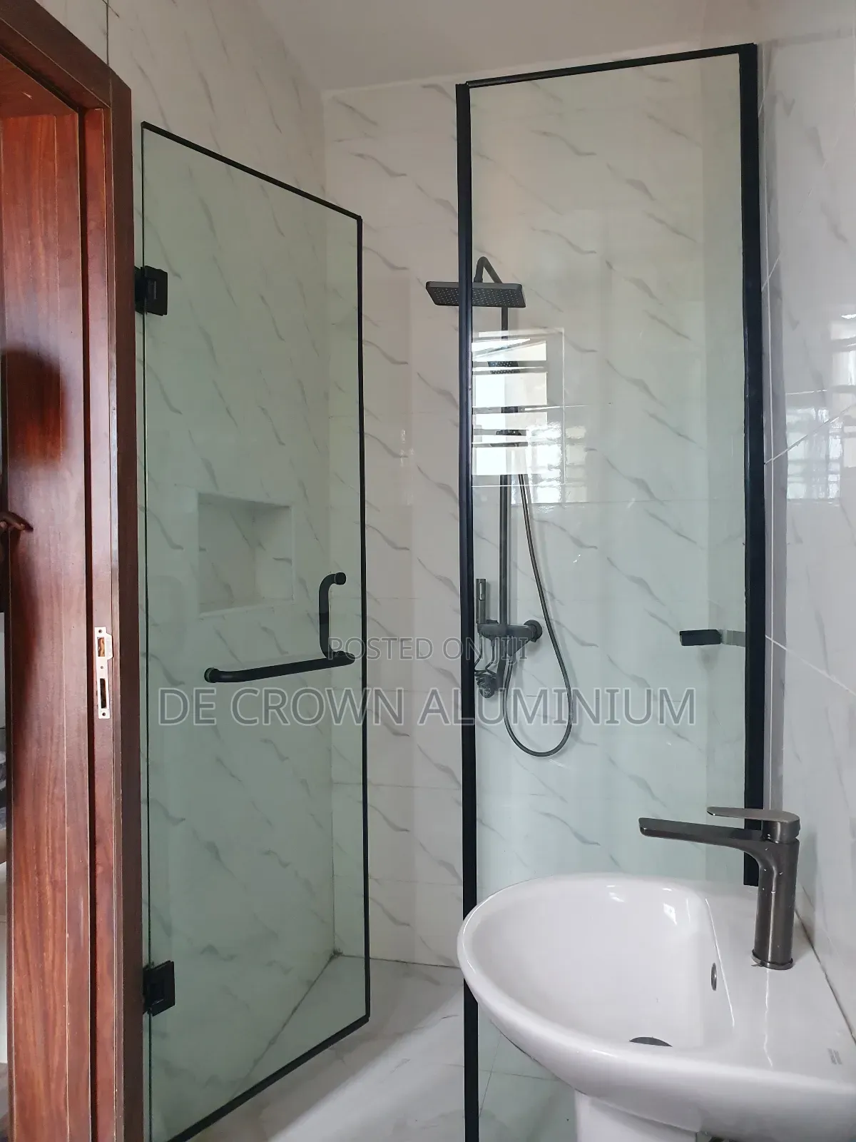 10mm Tempered Shower Glass Cubicle With Black Accessories
