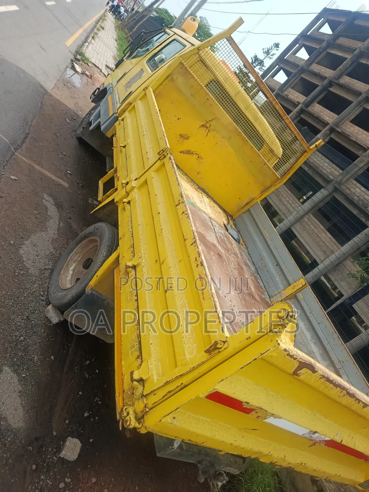 Mitsubishi Canter 2000 Yellow