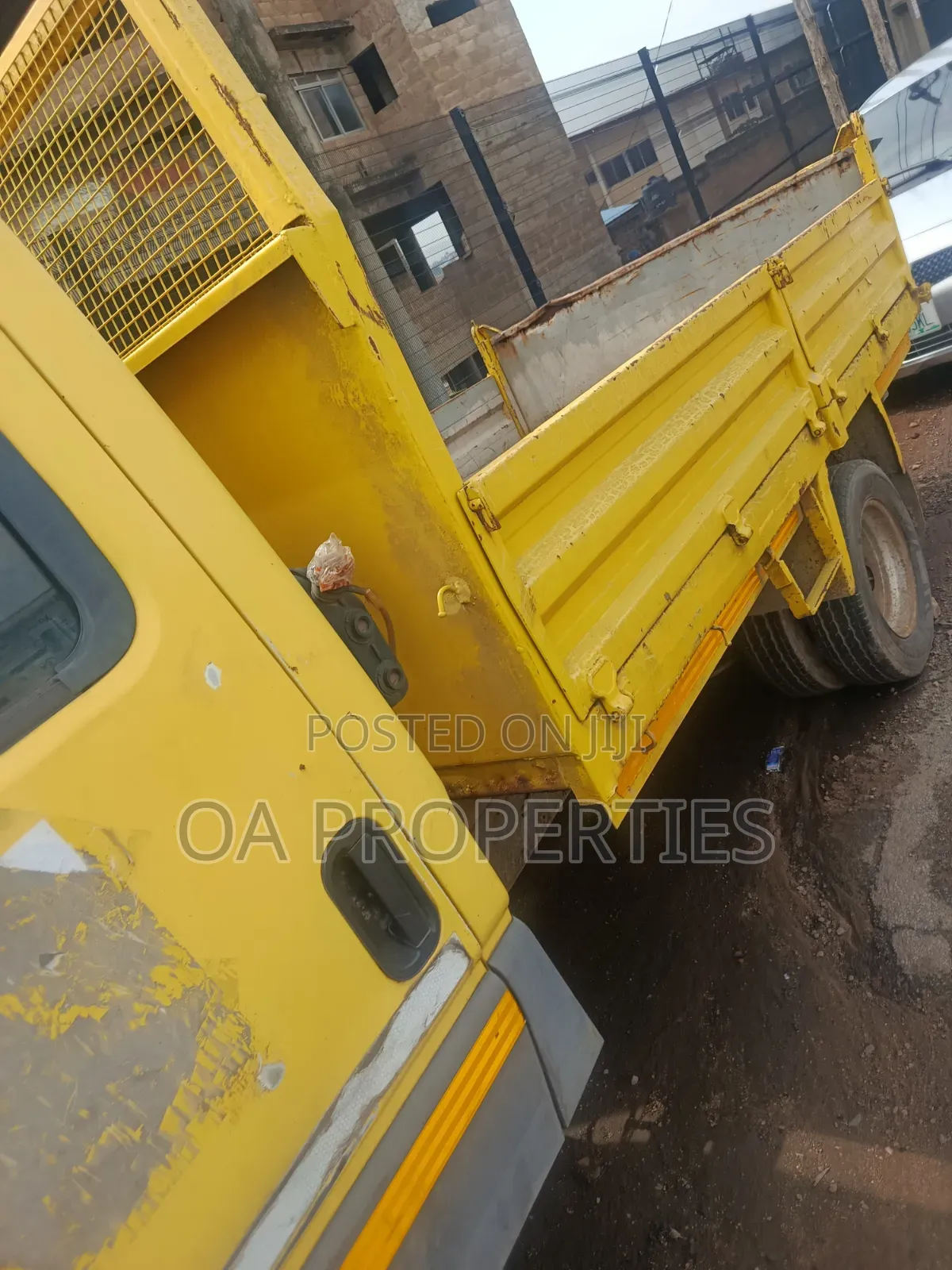 Mitsubishi Canter 2000 Yellow