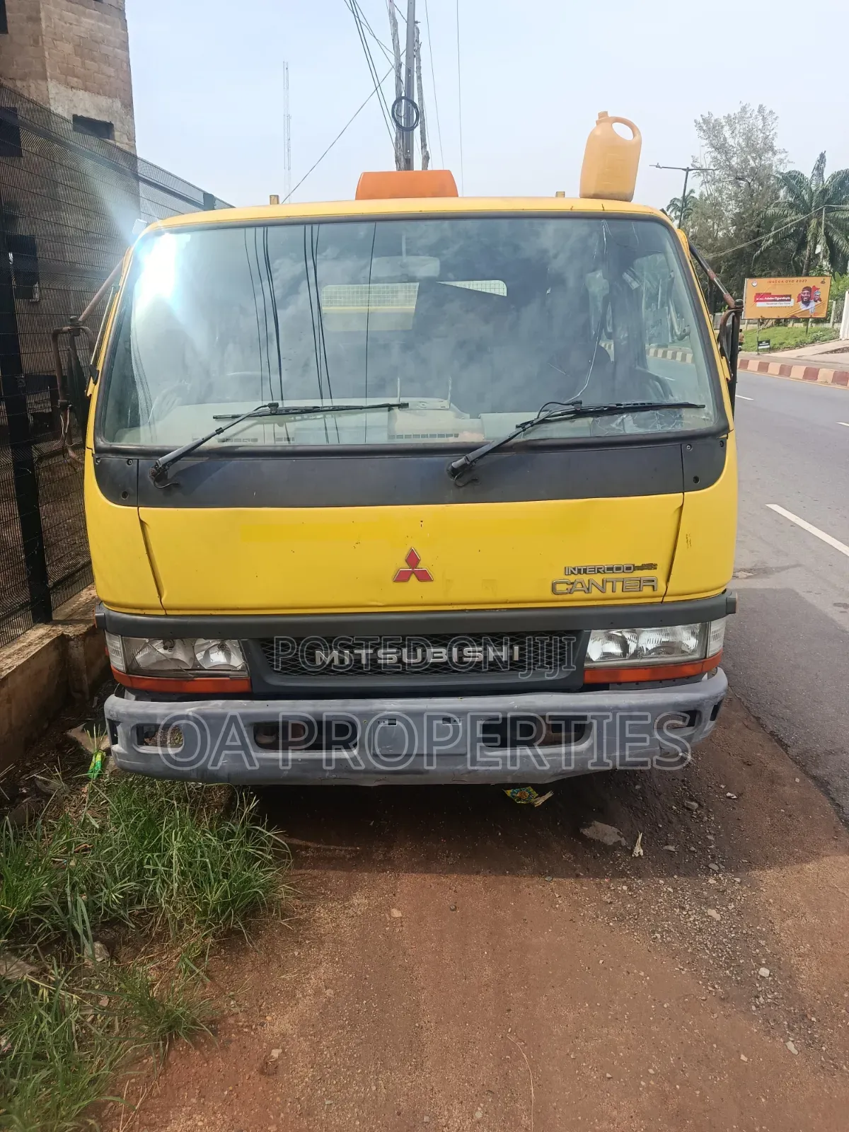 Mitsubishi Canter 2000 Yellow