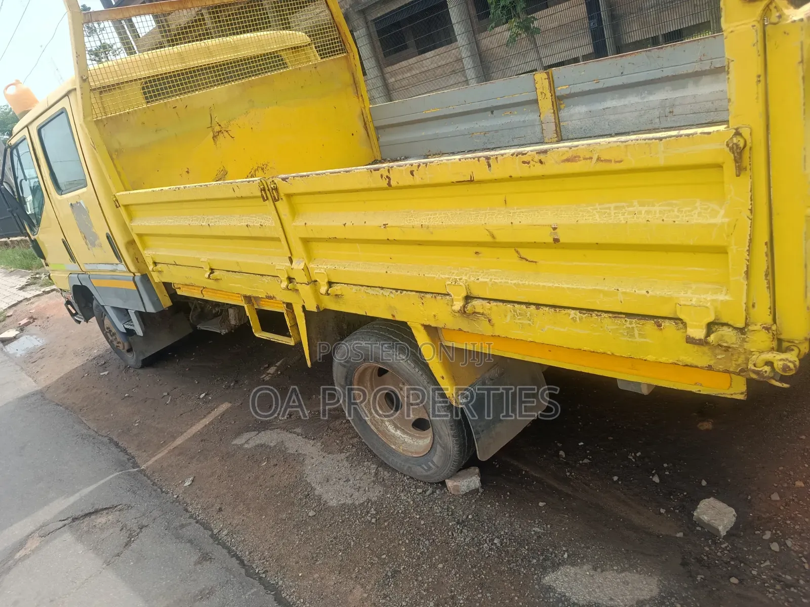 Mitsubishi Canter 2000 Yellow