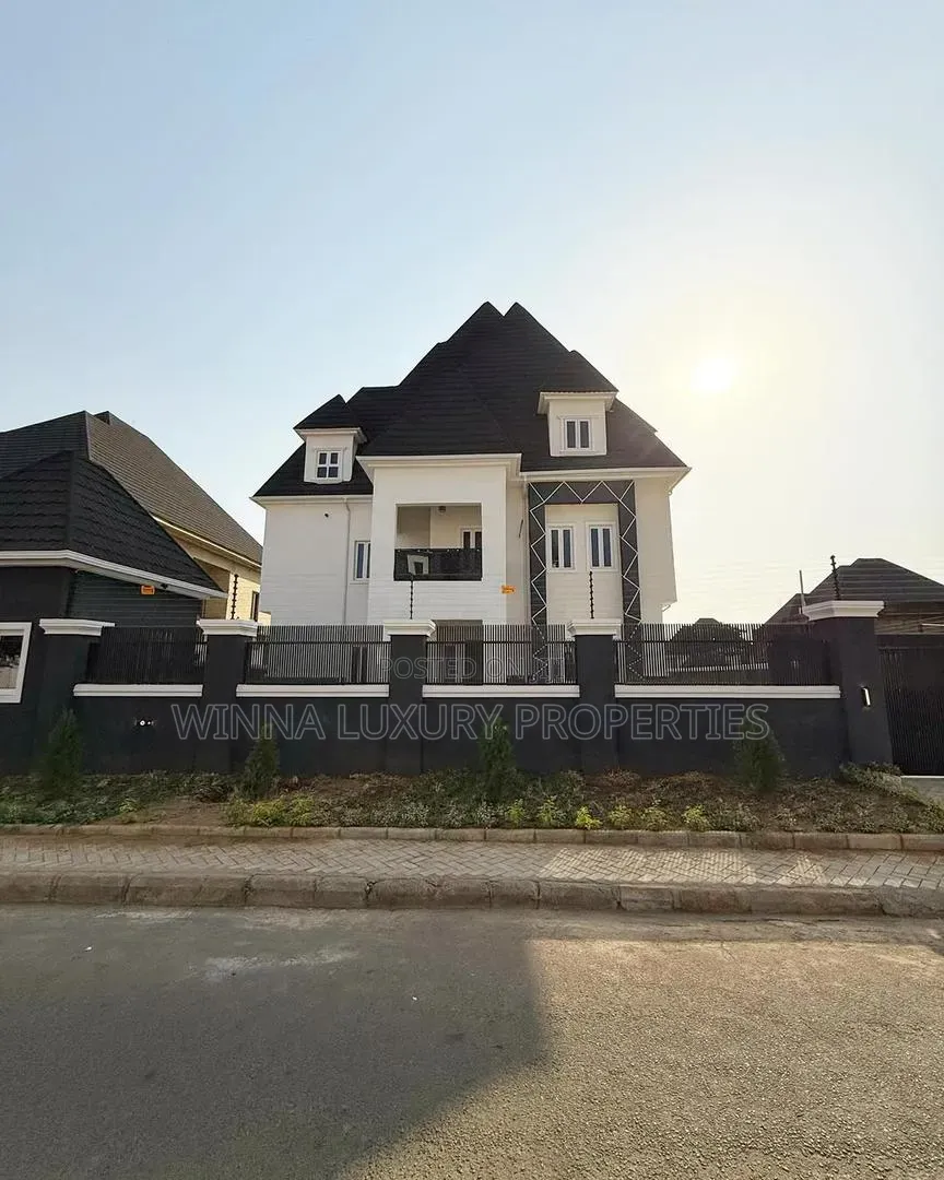 6bdrm Penthouse in Gwarinpa Extension for sale