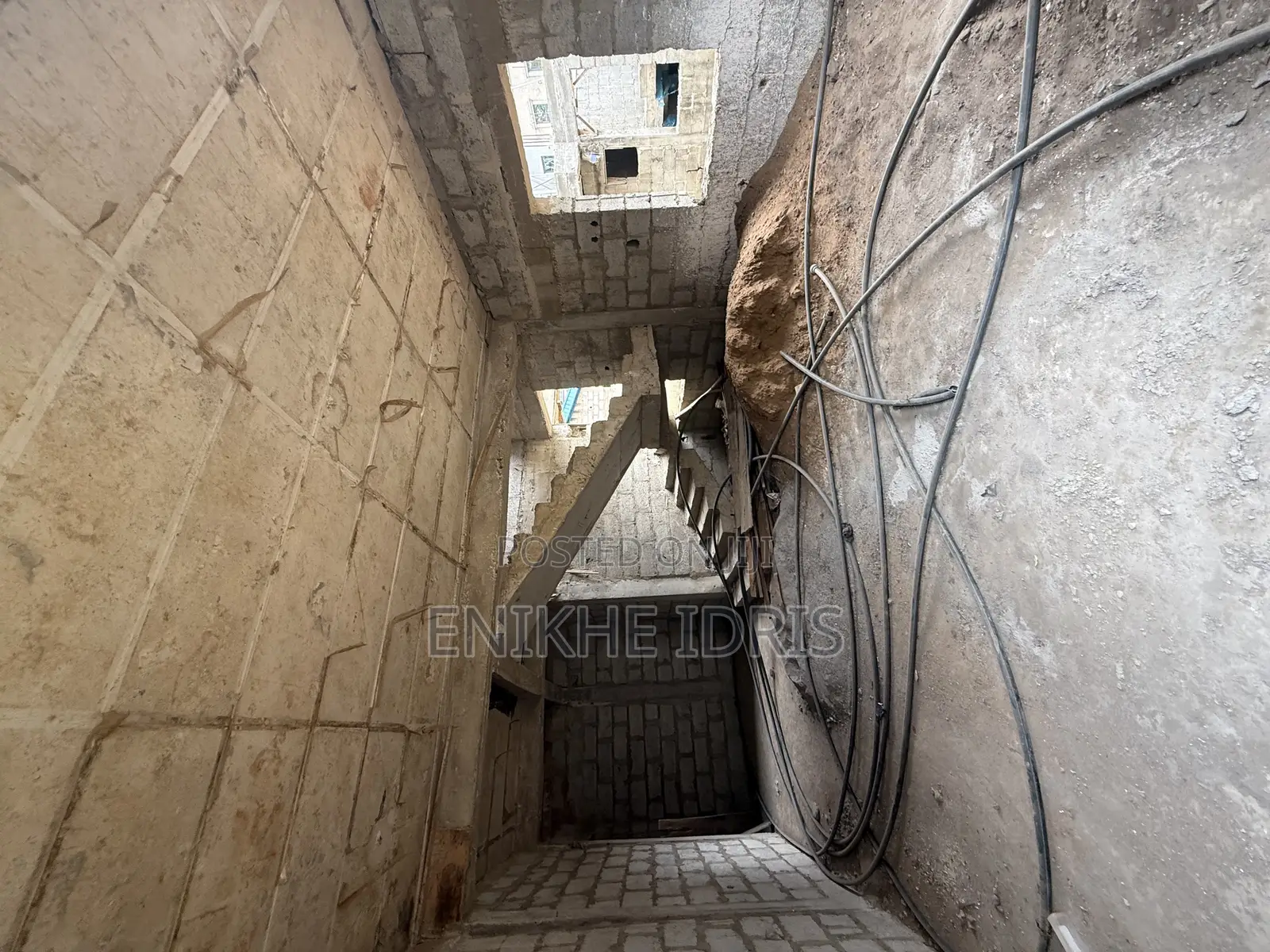 5bdrm Duplex in Brave Estate, Sabon Lugbe for sale