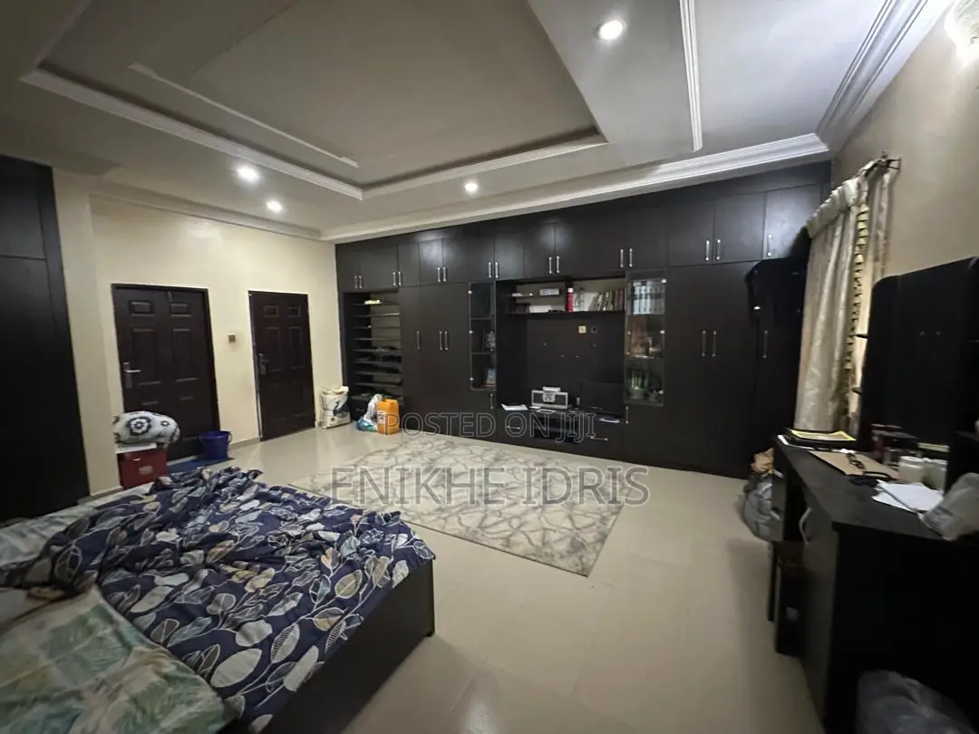 5bdrm Duplex in Urbarn, Lugbe District for sale