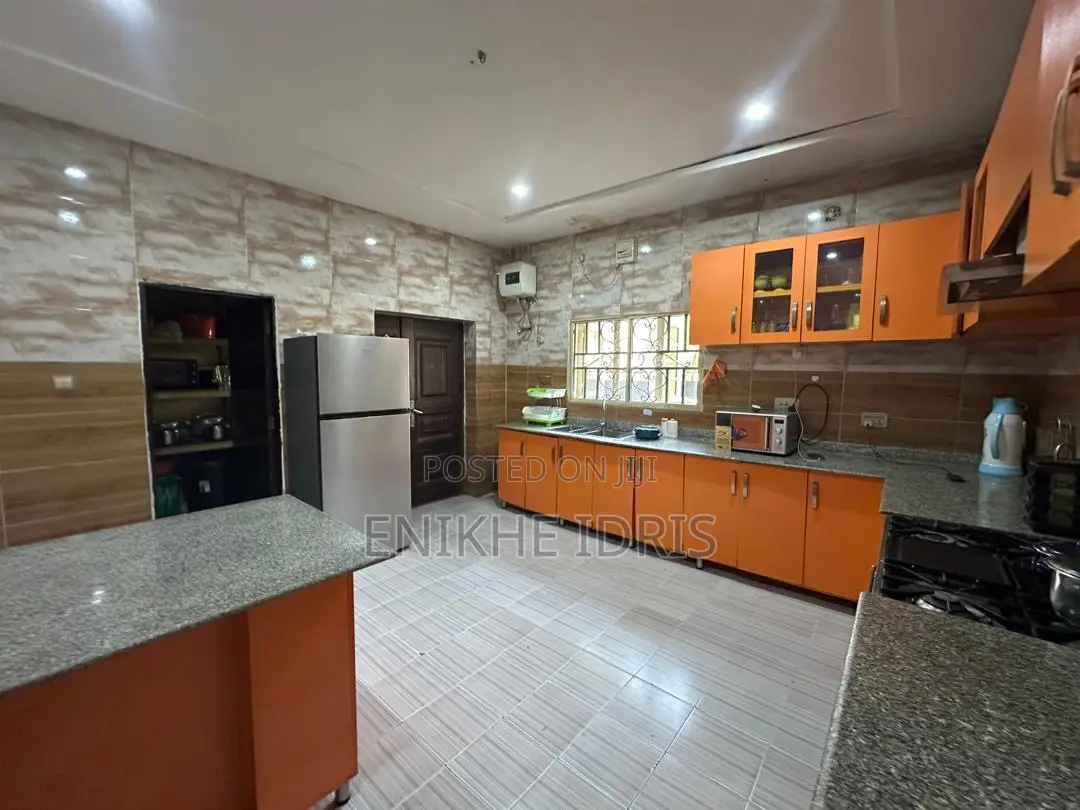 5bdrm Duplex in Urbarn, Lugbe District for sale