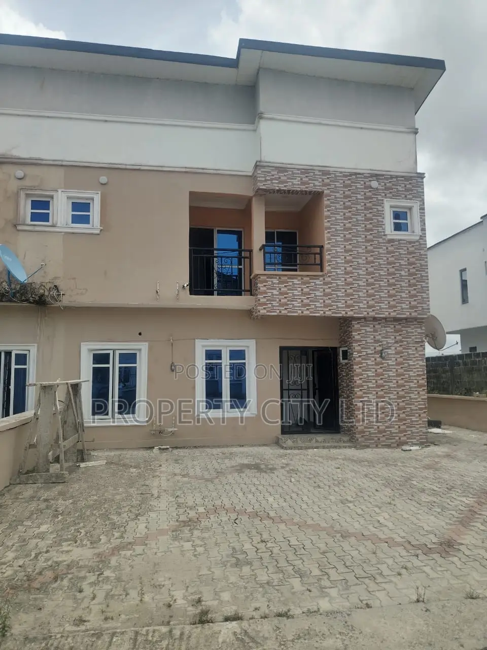 3bdrm Duplex in Rose Gardens Estate, Lakowe for rent