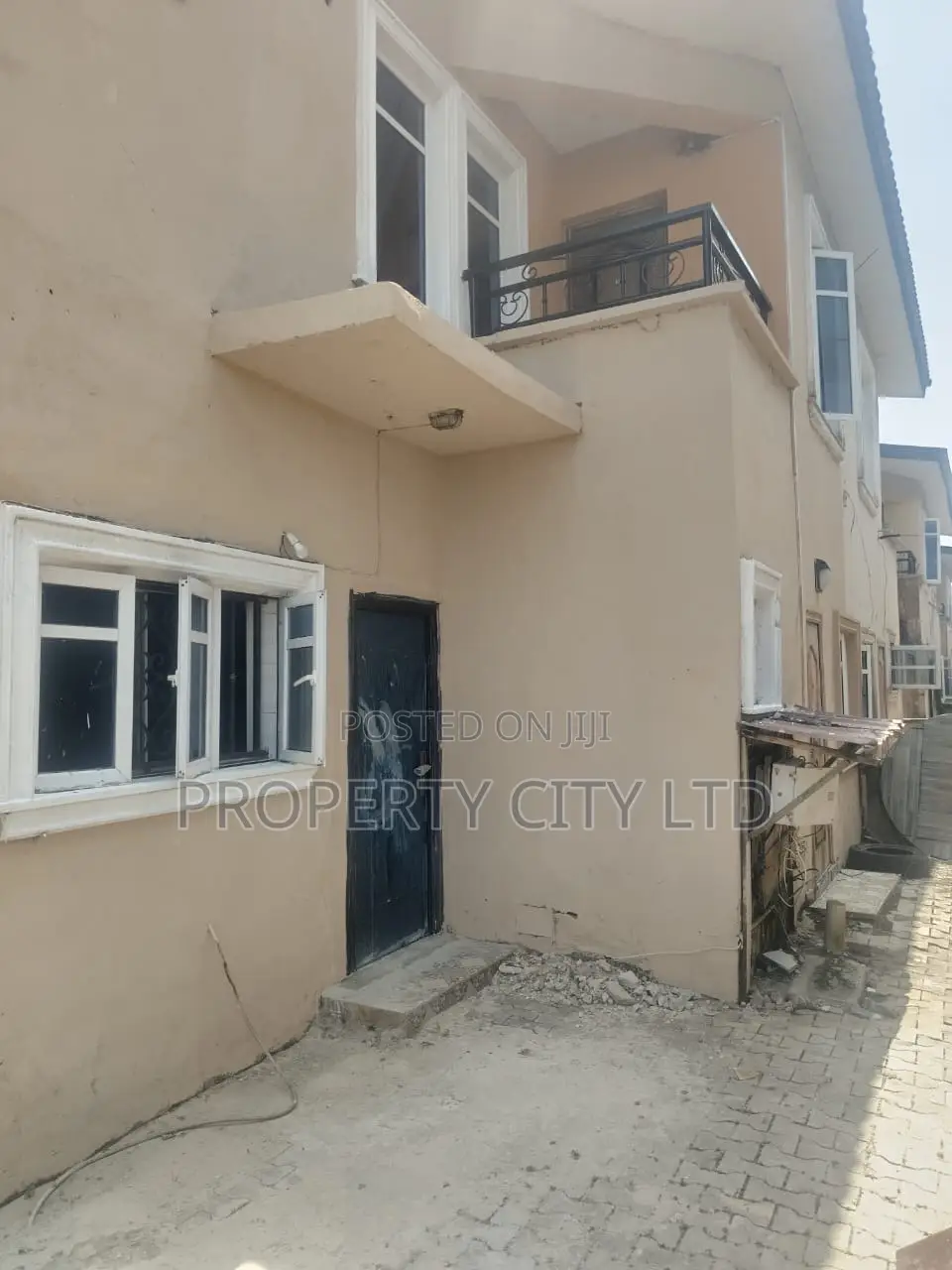 3bdrm Duplex in Rose Gardens Estate, Lakowe for rent