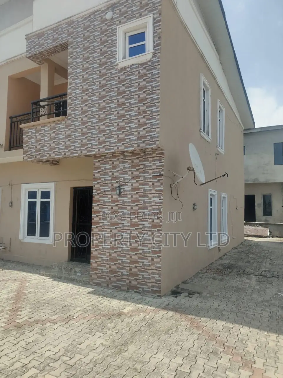 3bdrm Duplex in Rose Gardens Estate, Lakowe for rent