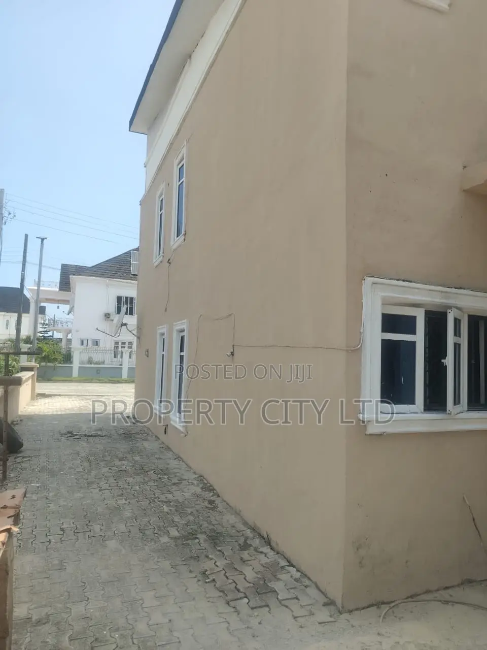3bdrm Duplex in Rose Gardens Estate, Lakowe for rent