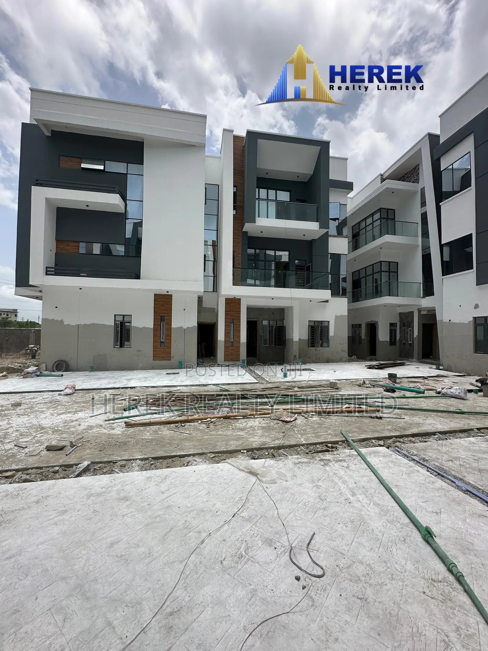 3bdrm Apartment in Ogombo for sale