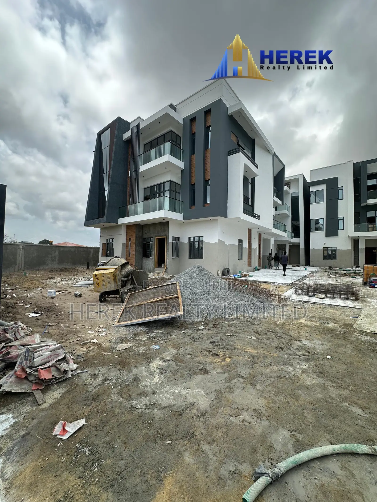 3bdrm Apartment in Ogombo for sale