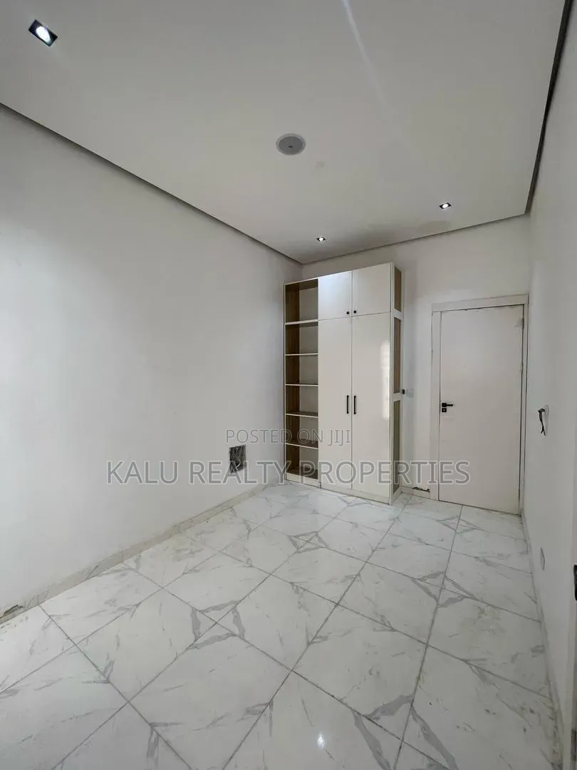 5bdrm Duplex in Chevron Drive for rent